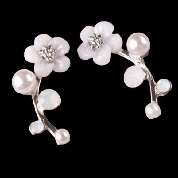 NEW Dainty Flower Crystal Pearl Stud Earrings - Picture 3 of 5